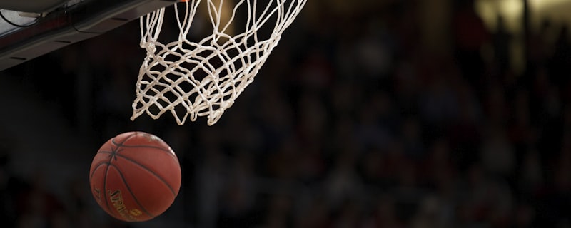 NBA季后赛对阵双方历史交锋数据可视化图 - 展示得分趋势与胜负记录