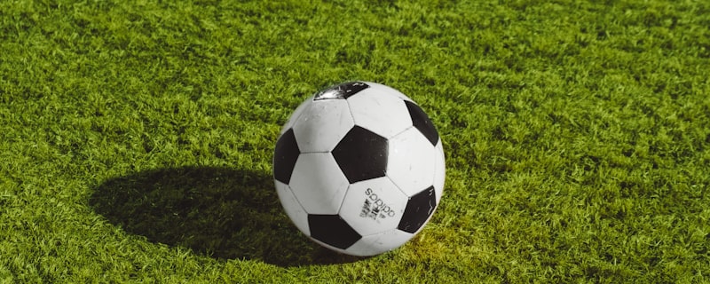 欧洲冠军联赛焦点战数据分析图表 - 显示球队控球率与射门次数对比